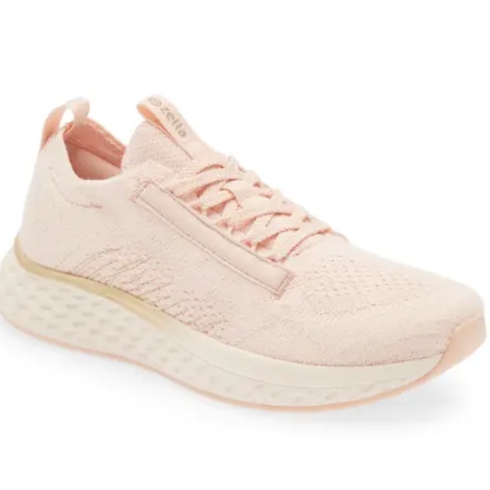 $75 ZELLA Renewed Lifestyle Knit Sneaker In Pink w/Metallic Gold trim Size 10M